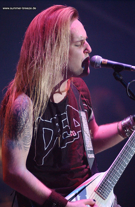 Bild eines Mitglieds der Band Children Of Bodom beim Live-Auftritt.